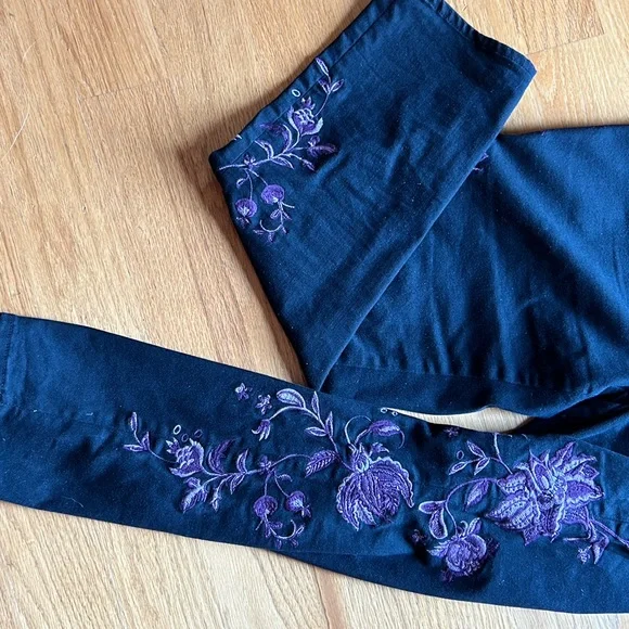 Chico’s So Slimming Girlfriend black embroidered ankle jeans - EUC - Picture 3 of 6